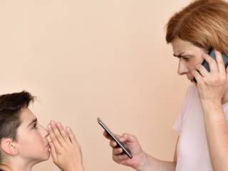 Les ados estiment que leurs parents abusent du smartphone