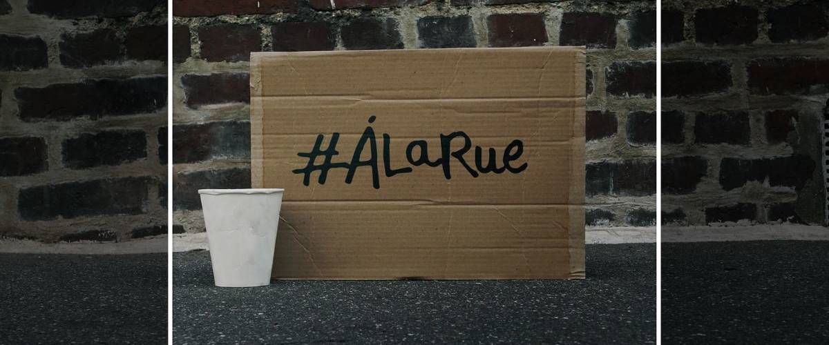 Campagne : Suivre la vie quotidienne d'un SDF sur Instagram ? Un carton avec inscrit #alarue