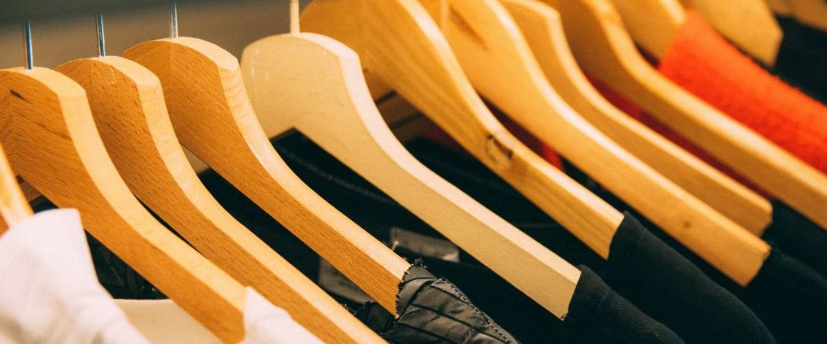 Asos ajoute la réalité augmentée à son application Gros plan sur un portant de vêtements