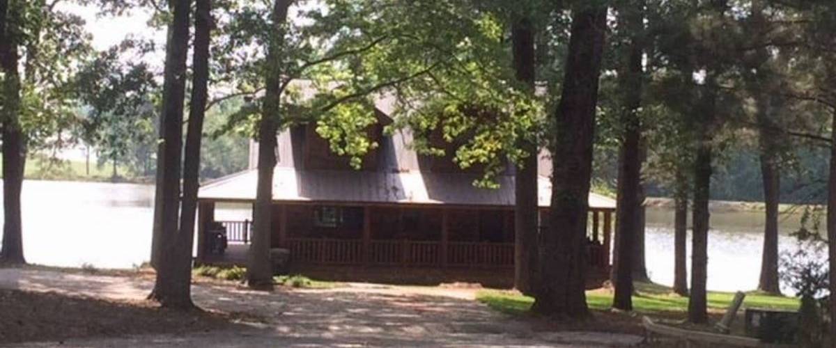 Avengers Endgame : Réserver la cabane de Tony Stark, c’est possible Chalet dans une forêt au bord d'un lac