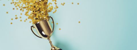 Pourquoi faut-il absolument communiquer sur ses performances ? Un trophée rempli de paillettes étoilées