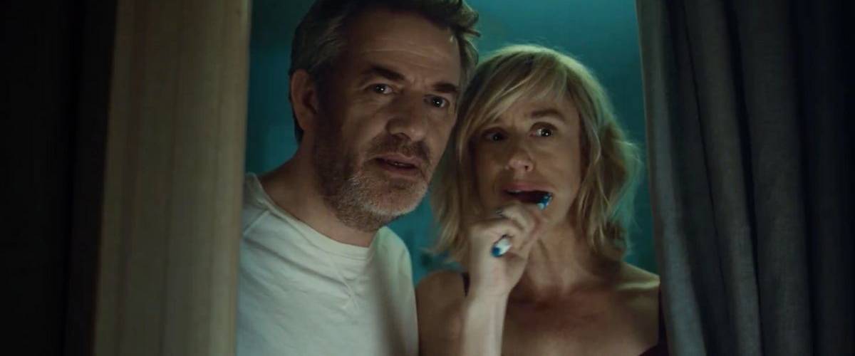 AXA révèle la suite de sa saga publicitaire orchestrée par Publicis Conseil Un homme et une femme regardent par la fenêtre leurs voisins