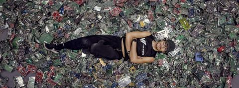 Activiste et influenceur malgré lui, ce photographe aide les marques à changer le monde un homme allongé sur des déchets électroniques