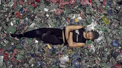 un homme allongé sur des déchets électroniques