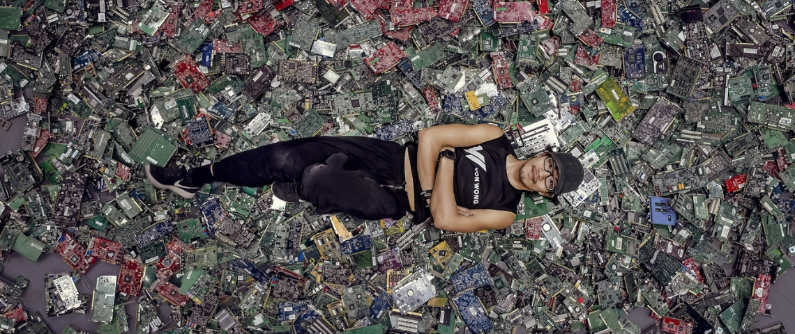 Activiste et influenceur malgré lui, ce photographe aide les marques à changer le monde un homme allongé sur des déchets électroniques