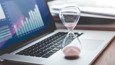 Un sablier posé sur un ordinateur portable