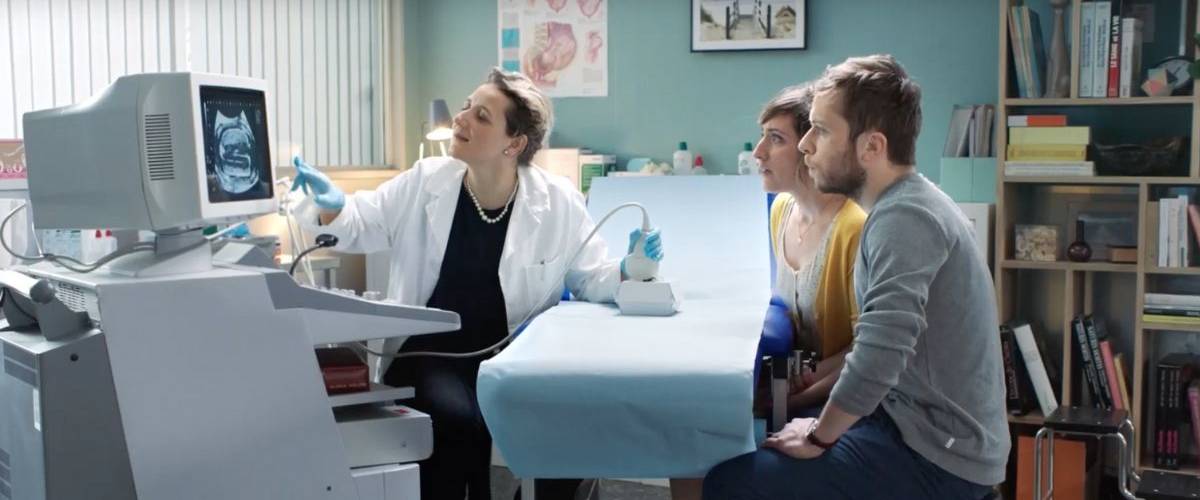 Le Burger Mystère fait son grand retour chez Burger King Une femme fait une échographie d'une boite de Burger King