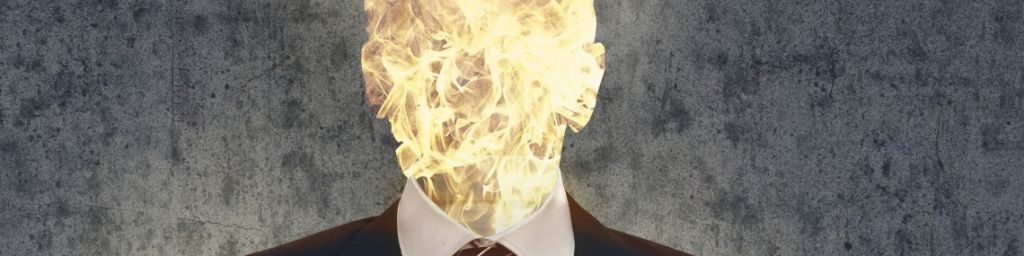Un homme en costume dont la tête est enflammée