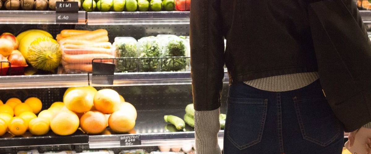 Carrefour se retire de Chine, grignoté par l’effet Amazon Une jeune femme se tient de dos devant un rayon de surperché