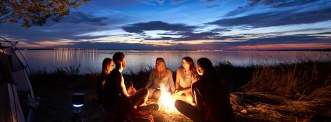 Pour marquer une audience, il faut revenir à la veillée au coin du feu Un groupe de jeunes gens autours d'un feu le soir