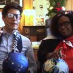 deux personnalités politiques grimé en supporters de foot sur un canapé