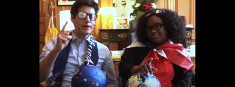 Quand les politiques communiquent sur les réseaux, c'est souvent cringe. deux personnalités politiques grimé en supporters de foot sur un canapé