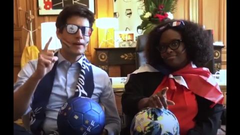 deux personnalités politiques grimé en supporters de foot sur un canapé