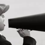 Un enfant parle dans un porte-voix