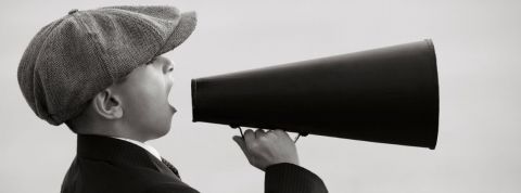 Pour gagner la bataille de la légitimité, osez l’autorité ! Un enfant parle dans un porte-voix