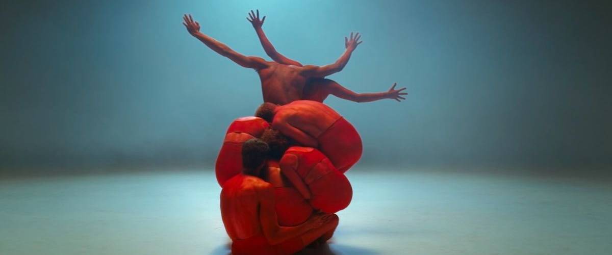 « Nous sommes tous recyclable » , la campagne de sensibilisation en faveurs du don d’organe par Saint Gingembre Un groupe de danseurs forment un coeur