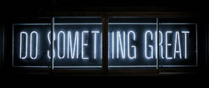 Un signe lumineux avec écrit Do Something Great