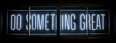 Et si la tech for what remplaçait la tech for good ? Un signe lumineux avec écrit Do Something Great