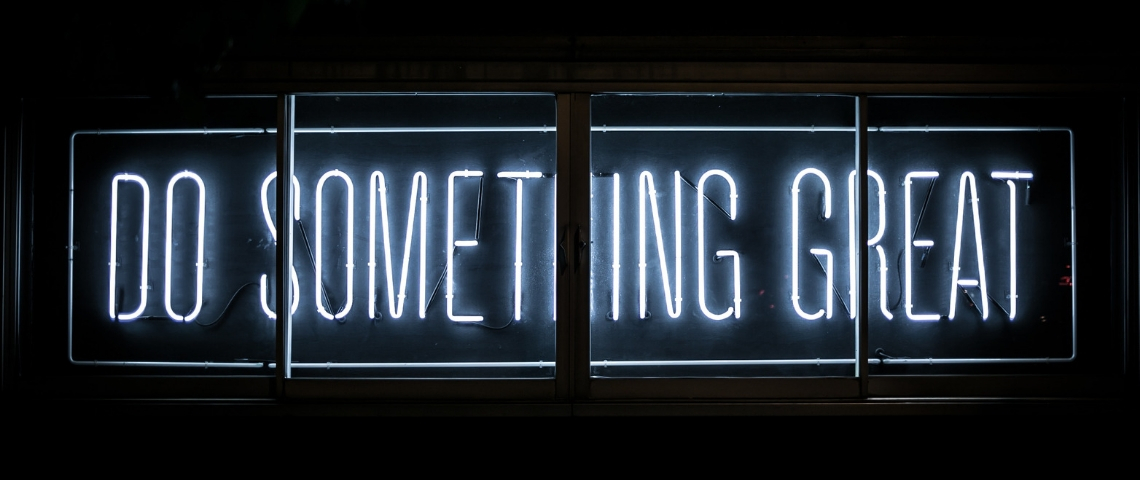 Et si la tech for what remplaçait la tech for good ? Un signe lumineux avec écrit Do Something Great