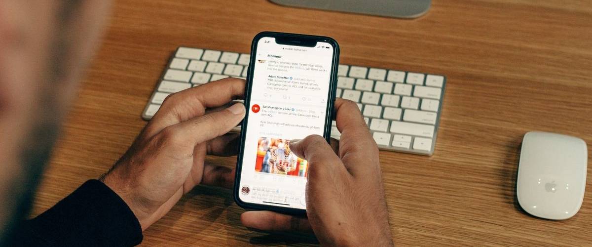 COM-MENT présente #rescpectduel, le concours d'éloquence sur internet Une homme regarde une page du réseau social Twitter sur son téléphone