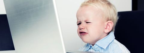 Piégé dans les algorithmes de YouTube un enfant grincheux devant un ordinateur