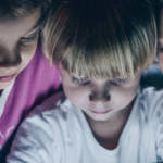 trois enfants devant un écran