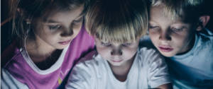 trois enfants devant un écran