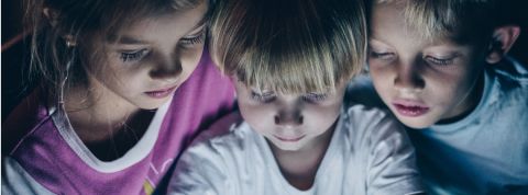 Les enfants sont mal éduqués aux médias et aux théories du complot trois enfants devant un écran