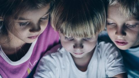 Les enfants sont mal éduqués aux médias et aux théories du complot trois enfants devant un écran