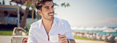 Marre de Paris ? Top 10 des meilleures entreprises en région Un homme boit un café en bord de mer