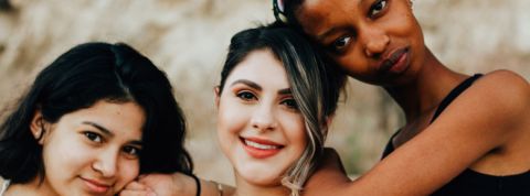 Etude : que veulent les femmes en 2019 ? 3 femmes enlacées les unes aux autres