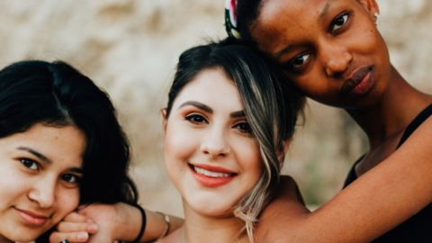 Etude : que veulent les femmes en 2019 ? 3 femmes enlacées les unes aux autres