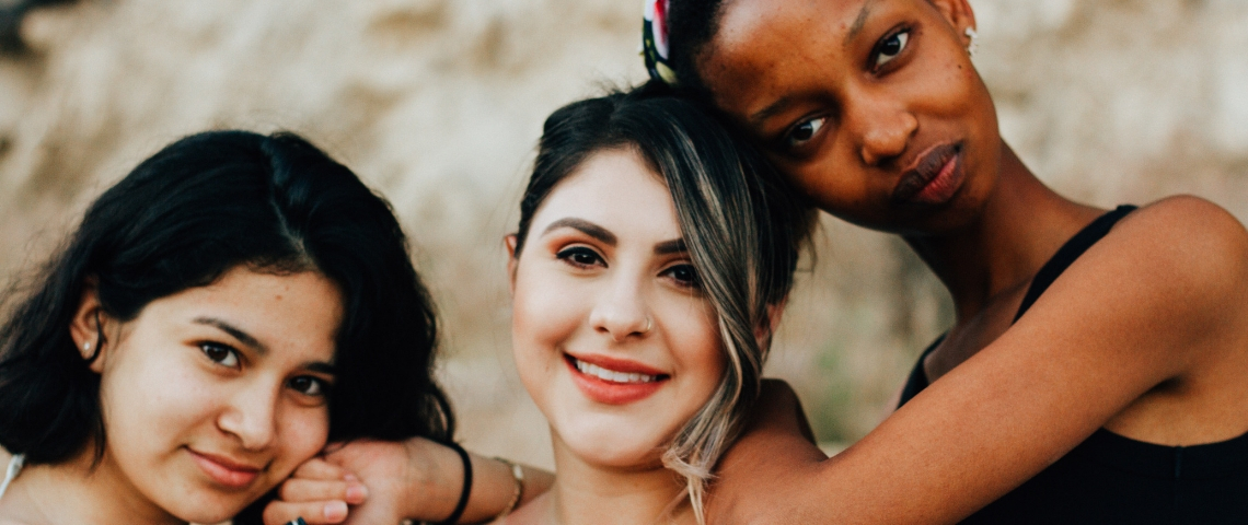 Etude : que veulent les femmes en 2019 ? 3 femmes enlacées les unes aux autres