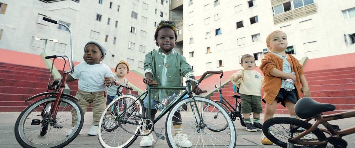 La nouvelle publicité d'evian avec des bébés qui dansent Des bébés avec des vélos