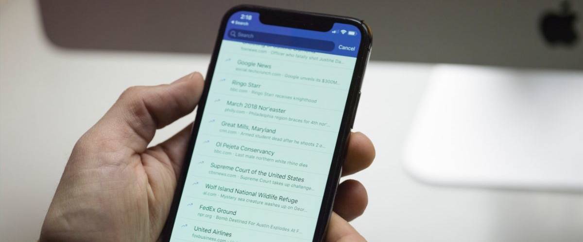 Facebook change sa manière de classer les commentaires Une main qui tient un smartphone sur la plateforme social Facebook