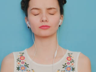 Amour, nouveau job, tristesse... Qu'est-ce qui nous pousse à écouter de la musique ?