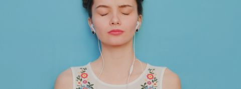 Ruptures et vos coups de blues déterminent vos découvertes musicales une femme sur fond bleu écoute de la musique