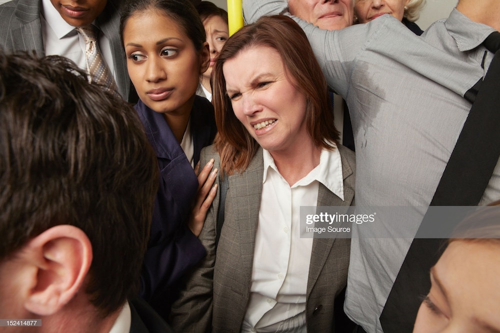 une femme gênée par l'odeur de transpiration dans le métro