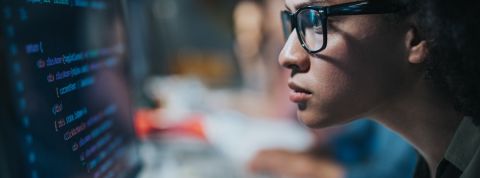 Les rares contributrices de Wikipedia ne se sentent pas en sécurité Une femme regarde un écran d'ordinateur inquiète.