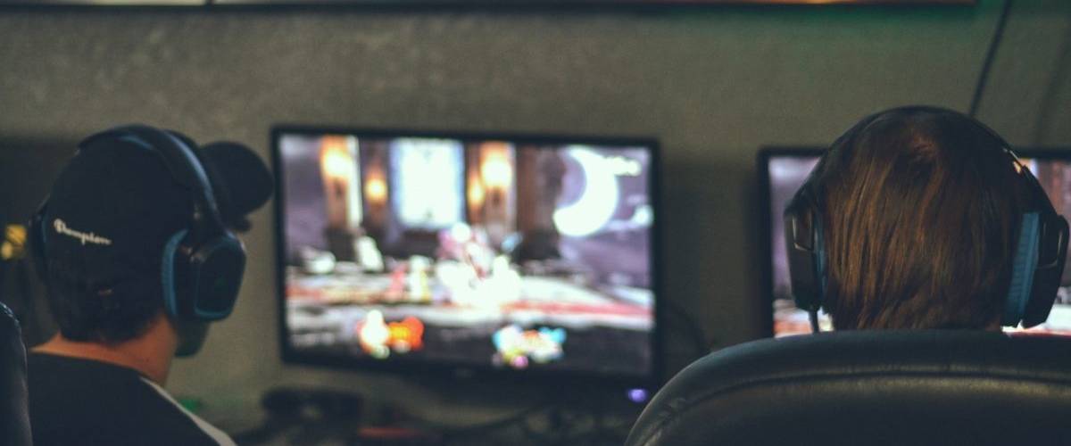 Les amateurs de Fornite passent 21% de leur temps libre sur la plateforme Deux jeunes joueurs, jouent sur la plateforme Fornite
