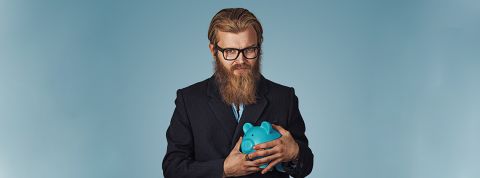 Défiance envers la presse, actualité anxiogène… Les Français ne se bousculent pas pour payer un abonnement en ligne Un homme barbu protège sa tirelire