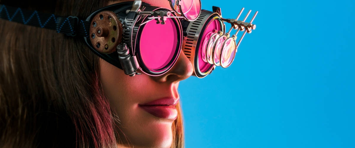 Comment utiliser la réalité augmentée sur ses objets publicitaires ? Une femme avec des lunettes steampunk