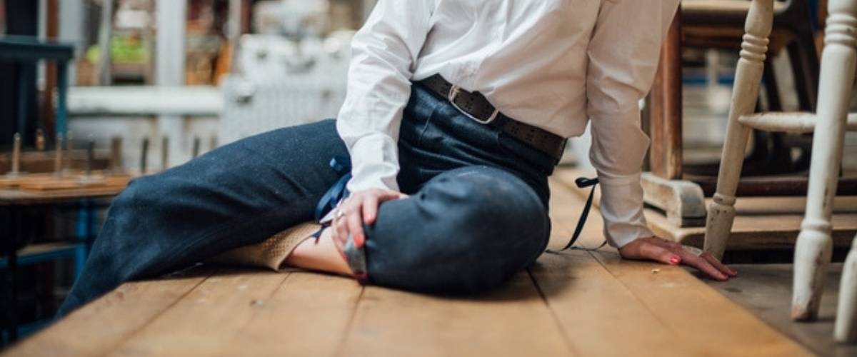 Le Gauloise Jeans, les jeans éco-responsables et français Une femme en jean assise sur une table