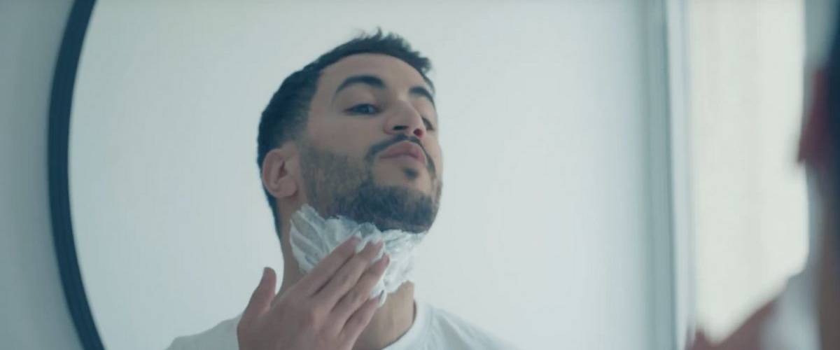 Gillette aborde la « sensibilité masculine » avec le youtubeur Akim Omiri Le youtubeur Akim Omiri, devant un miroir, il se rase la barbe