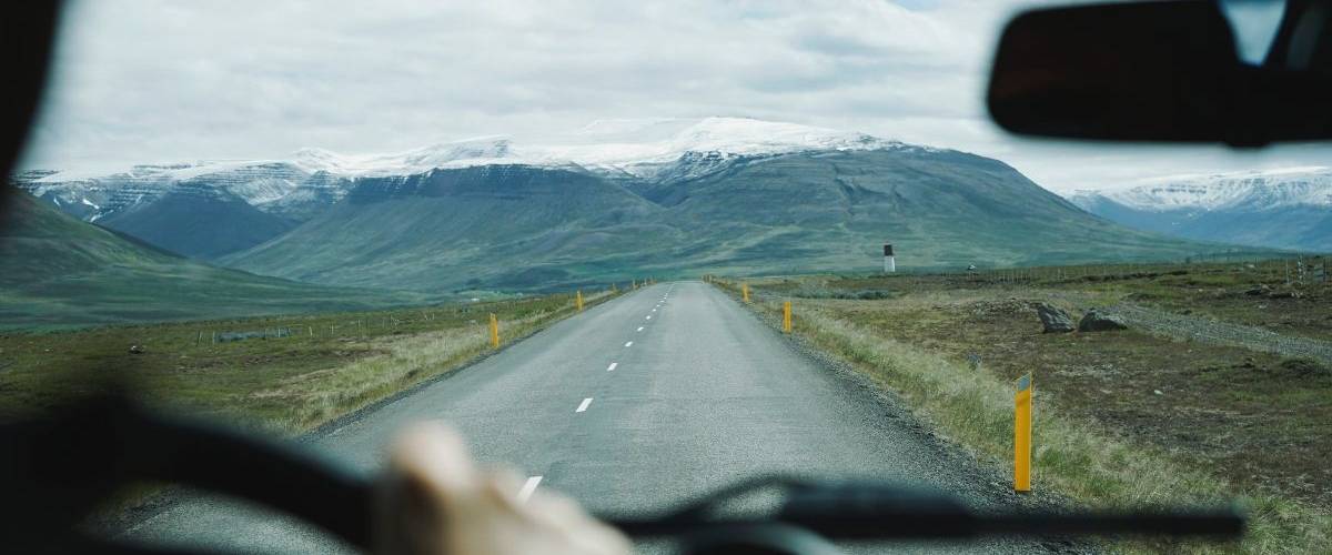 Google Maps avertit les utilisateurs si leur chauffeur s'écarte de l'itinéraire prévu Vue d'une montagne sous la neige à bord d'une voiture
