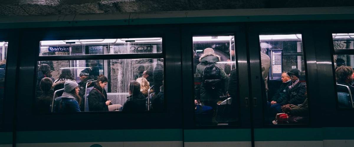 Google peut indiquer quel est le wagon de métro le moins rempli Une voiture de métro parisienne Station Barbès
