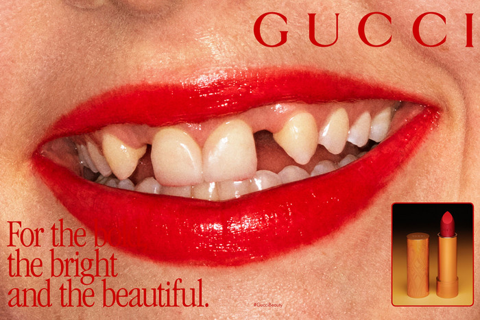 Une publicité Gucci présente un sourire aux dents écartées