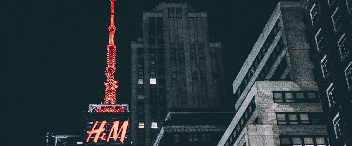 H&M lance le #fitthemoment challenge sur la plate-forme Triller Gratte ciel à New York où il est inscrit en néon rouge H&M