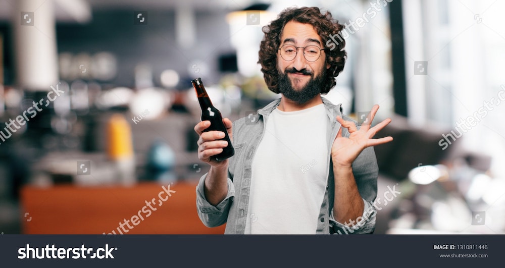 un homme drole avec une biere dans les mains