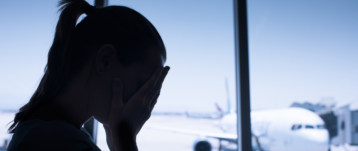 Honte de prendre l'avion ? Ces quatre aéronefs promettent de moins polluer Silhouette d'une femme se cachant les yeux avec les mains, derrière elle un avion sur le tarmac.